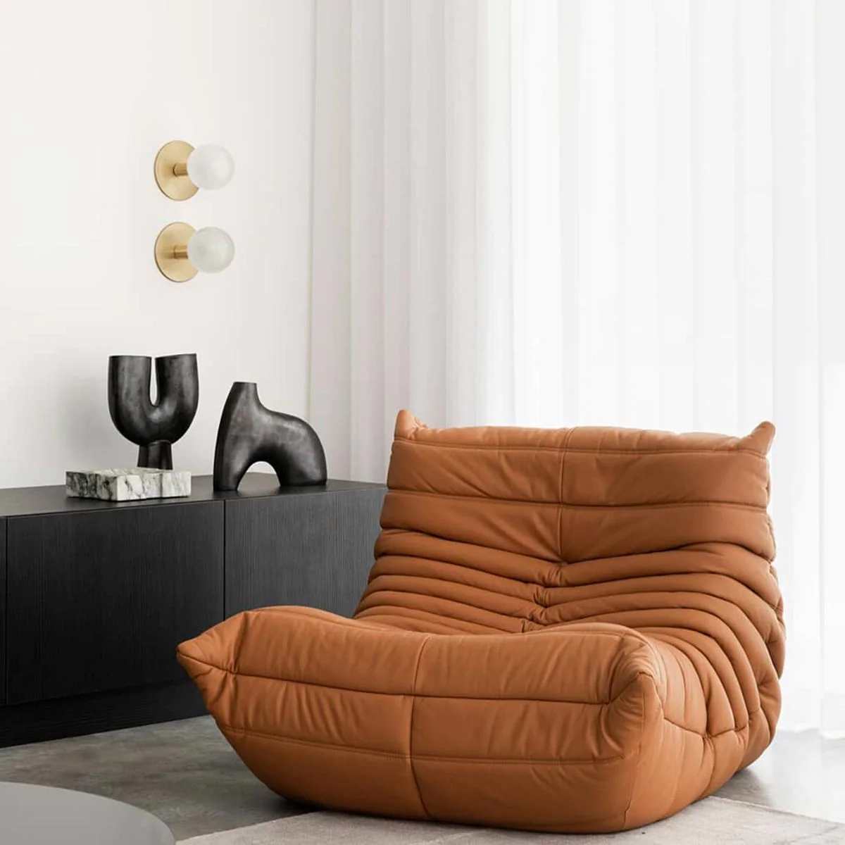 togo-armchair-ligne-roset-gold-ambientata